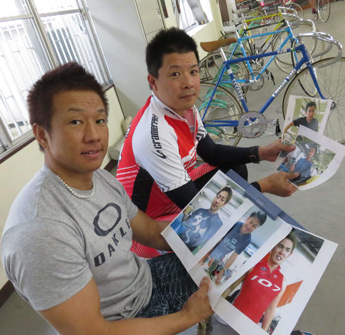 小倉竜二（左）と渡部哲男。小倉が持つスナップ画像は左から太田竜馬と松本貴治、小川真太郎。渡部の手には左から門田凌と島川将貴
