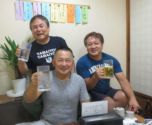 「闘将」佐々木昭彦さんを中心に、右は原司選手、左はアナウンサーの国武賢治さん