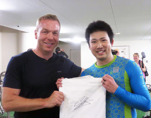 準決でトルーマンに勝った市橋司優人(右)もサインをしてもらい笑顔で写真撮影(撮影・中野公博)