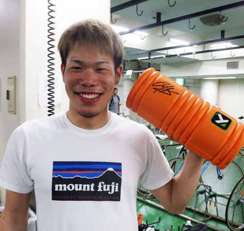 中川勝貴もサインをしてもらい笑顔(撮影・中野公博)