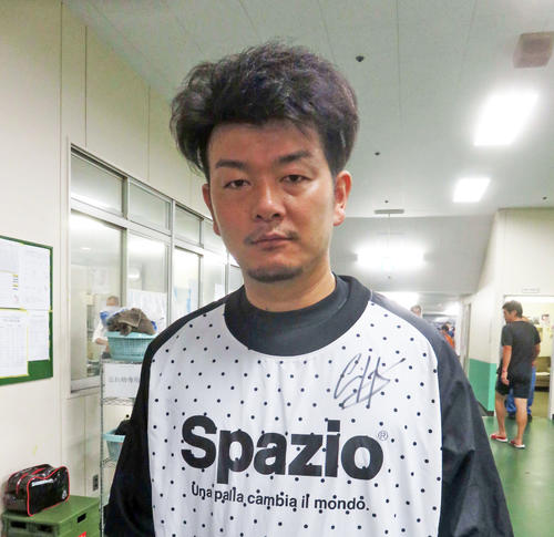 中村雅仁もサインをもらう（撮影・中野公博）