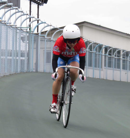 2コーナーから山おろしで直線に向かう福田礼佳