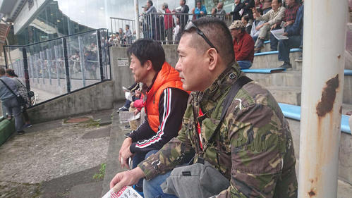 レースが始まると2人の表情が引き締まる