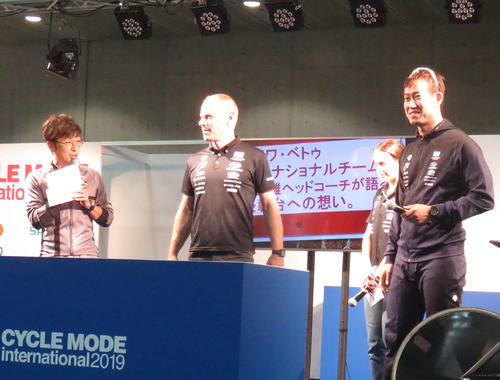 3日に特設ステージで行われた、ナショナルチームのブノワ・ベトゥヘッドコーチ(左から2人目)と脇本雄太(右端)のトークショー