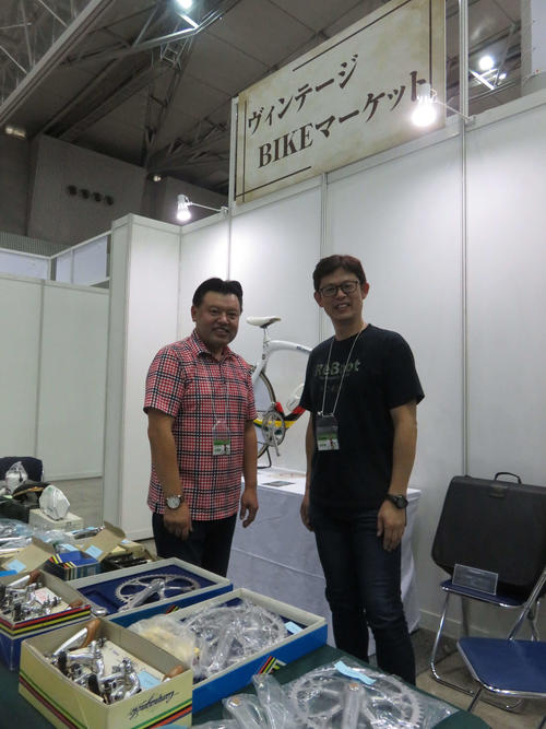 経営するアンティークショップのブースを出展した為田輝昭（左）と、同じく元選手でこの日はお手伝いをする伊藤直幸氏