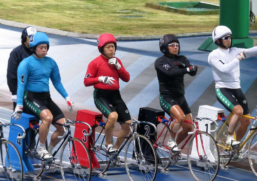三ツ井勉が赤い3番車のジャージーを着てラストランになった選抜4Rの発走機につく（撮影・野島成浩）