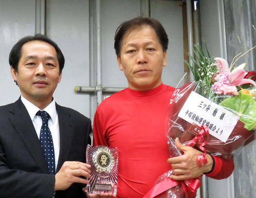 平塚市より最高齢勝利を記念した盾を贈られる（撮影・野島成浩）