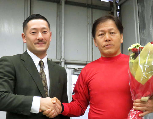 駆けつけた弟子の松井宏佑（左）と固い握手をする（撮影・野島成浩）