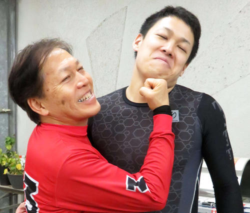 ラストランで白星を奪われた竹元健竜に冗談を言いながらからむ（撮影・野島成浩）