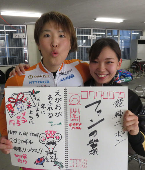 112期コンビ・加藤恵(左)と小林彩乃もお届け。加藤がきょう誕生日の小林の分もデザインした