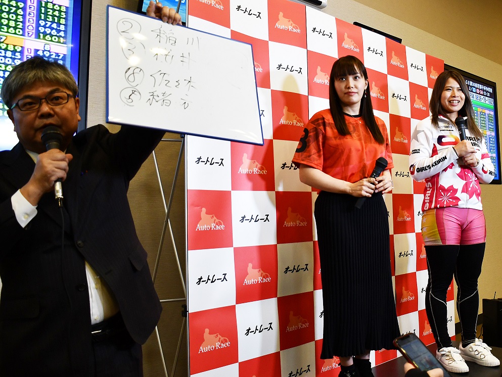 石井寛子（右）は山陽オート11Rの予想に挑戦し、1～4着をパーフェクトゴール。佐藤摩弥（中央）もびっくり（20年1月25日撮影）
