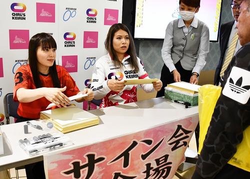 佐藤摩弥(左)と石井寛子はトークショー後のサイン会に積極的に参加する(20年1月25日撮影)