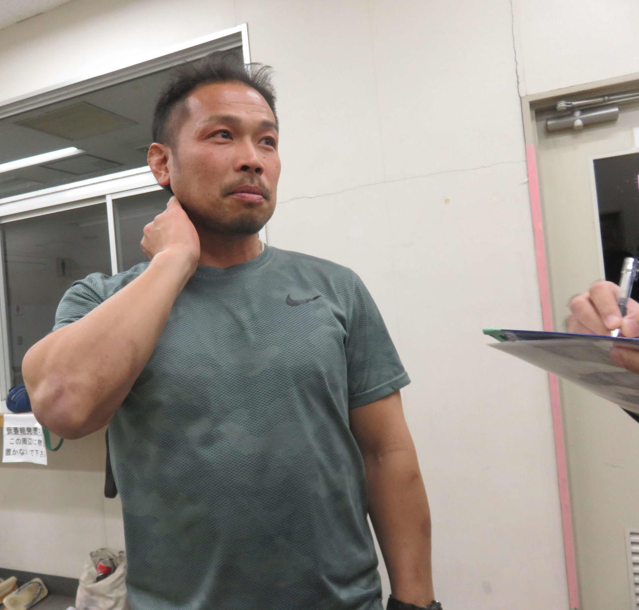 開催中止を受けて囲み取材に応じる吉田敏洋