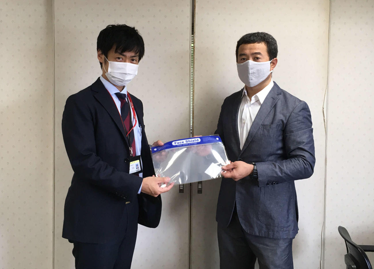 戸辺裕将はフェースシールドを取手競輪の指定病院に寄付した（左は守谷第一病院の駒田共章事務部長）