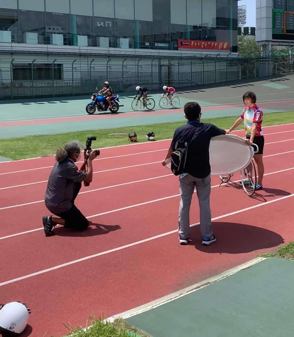 永塚祐子選手の撮影風景。背中の人物が持っている物がレフ板