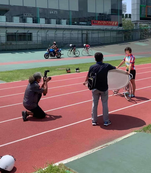 永塚祐子選手の撮影風景。背中の人物が持っている物がレフ板