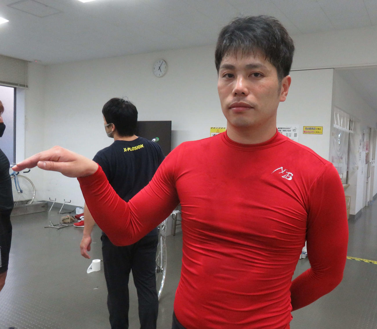 あひるポーズ？　をつくる岩本俊介。強かった