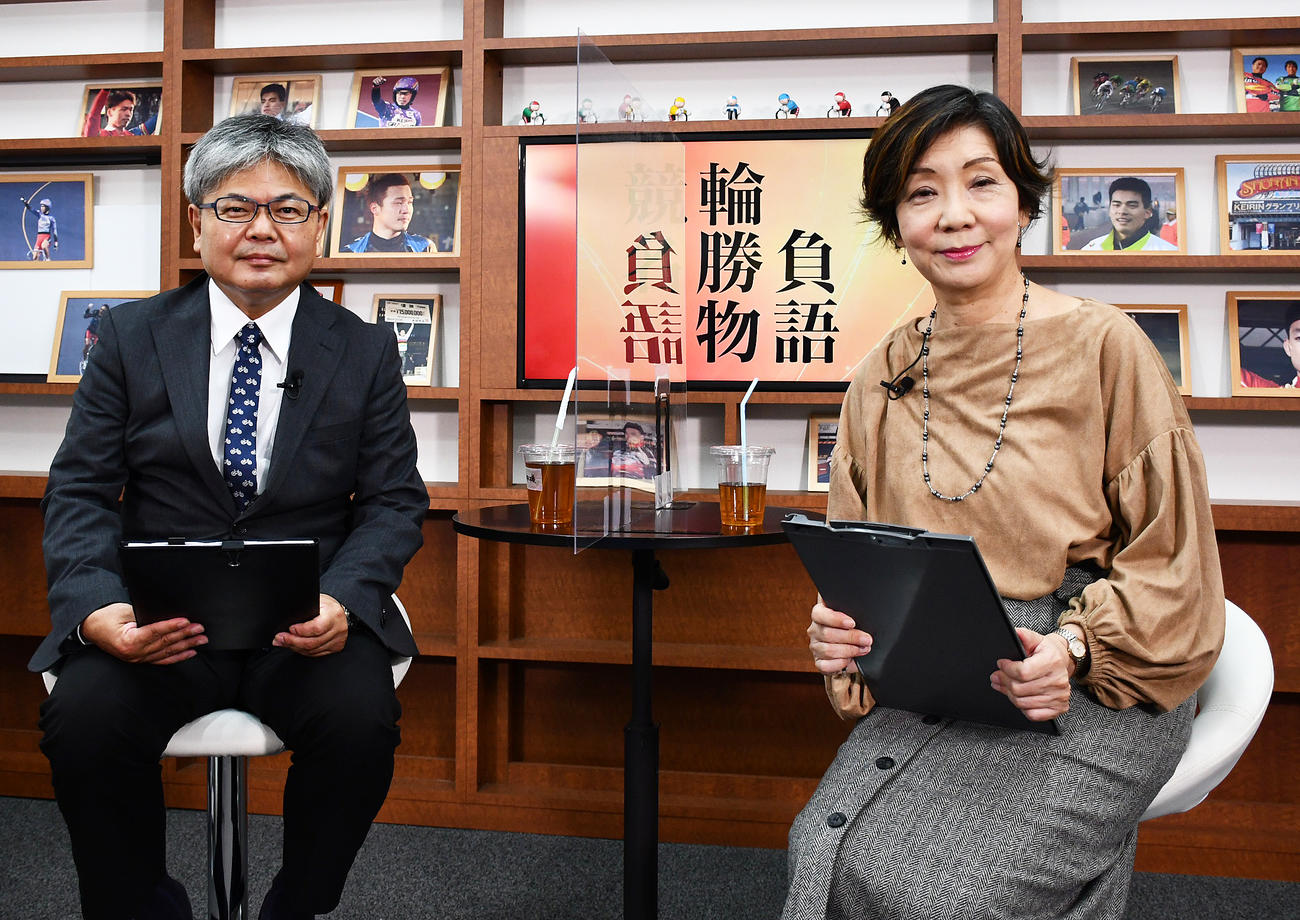競輪名勝負物語の収録前のしたらじゅん子さん（右）と競輪部長の田中聖二（20年10月9日、撮影・小野寺淳）