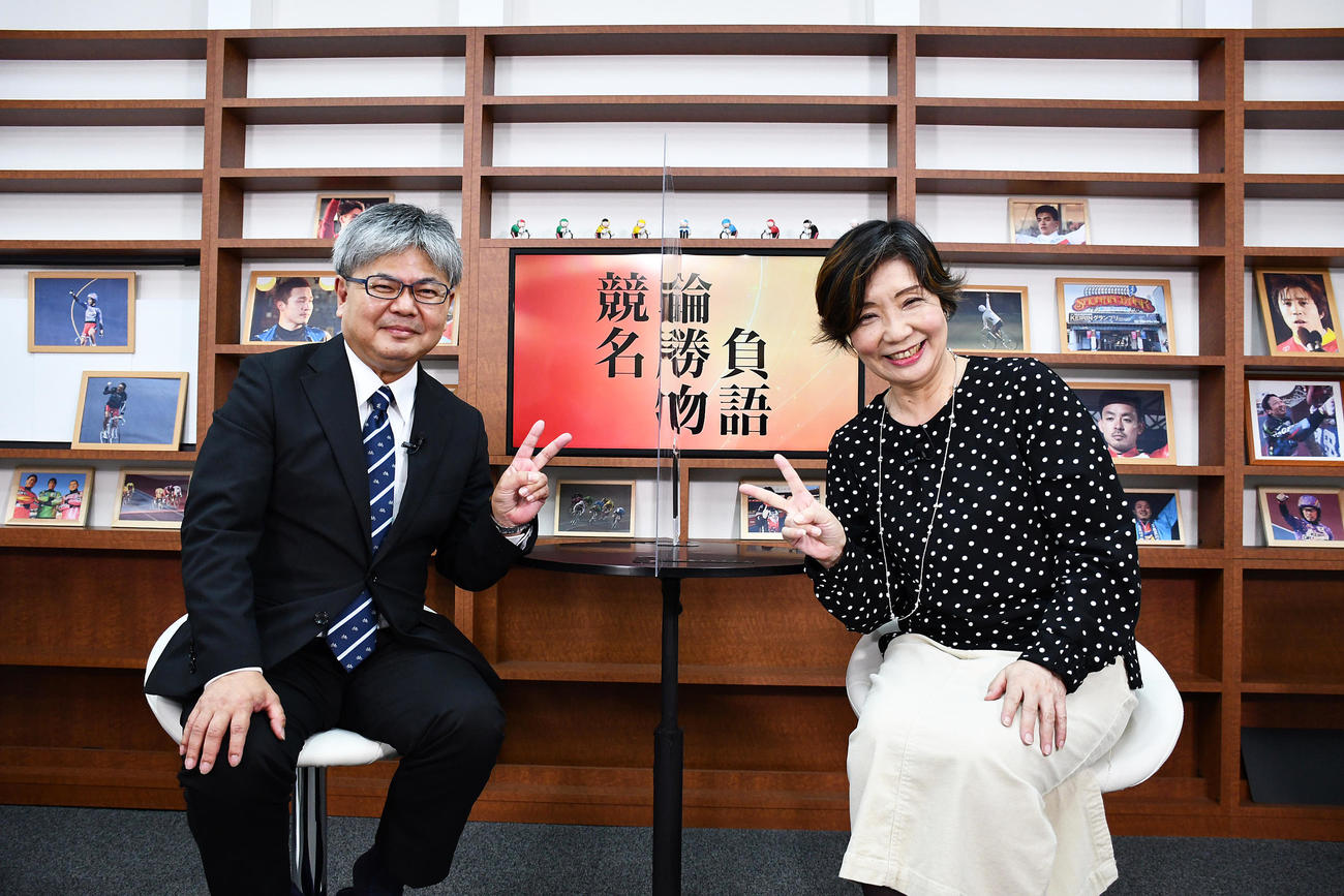 したらじゅん子さんと田中聖二はVサインで撮影終了（20年10月9日、撮影・小野寺淳）