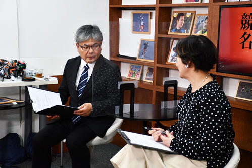 したらじゅん子さん(右)の話に耳を傾ける田中聖二(20年10月9日、撮影・小野寺淳)