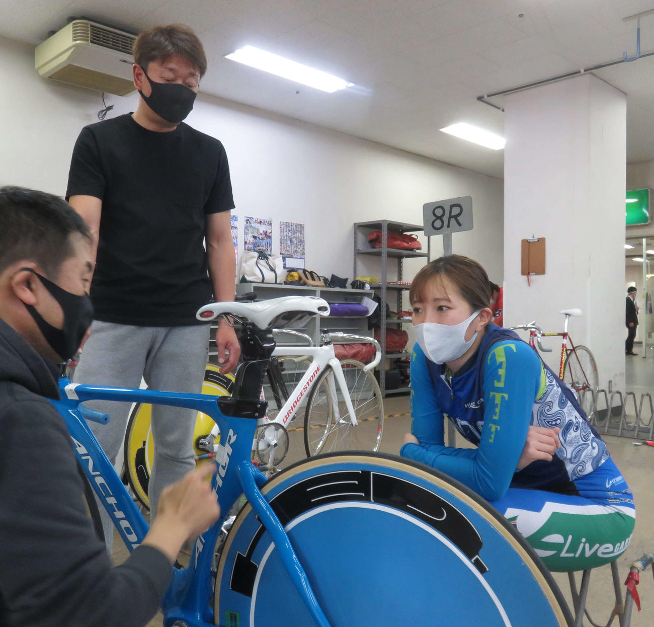 ＜6＞土屋珠里（右）は師匠の宮原貴之（左）や植木貴志（中）にセッティングをみてもらっていた
