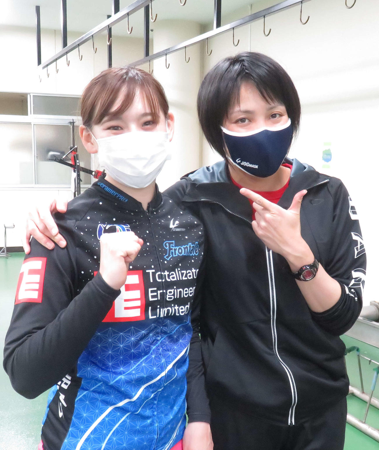 高木佑真（左）と、準優勝の篠崎新純が健闘をたたえ合う