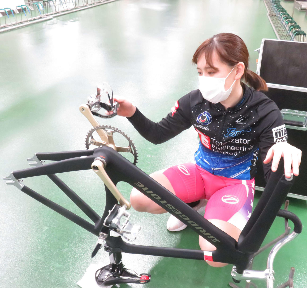 夏に投入した愛車を大事そうに整備する高木佑真