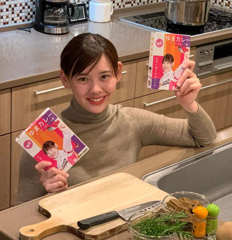 今春に高木佑真が自身のプロデュースした「ゆまカレー」を持つ