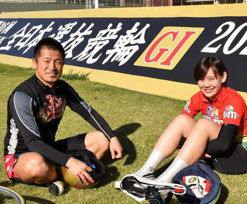 高木佑真(右)と師匠の白戸淳太郎(撮影・19年11月)