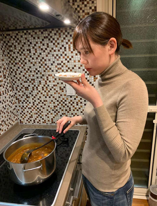 高木佑真がお得意のカレーづくりに励む