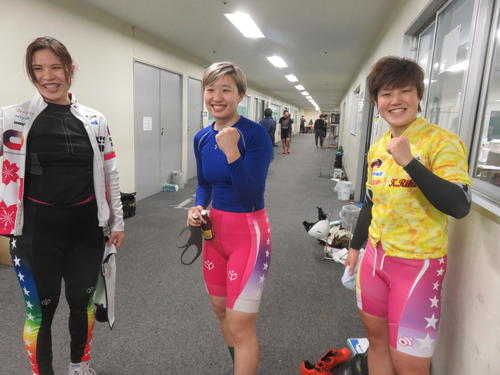 最後に、ガールズ決勝進出した右から小林莉子（優勝）、岡本二菜（6着）、石井貴子（2着）の東京トリオ