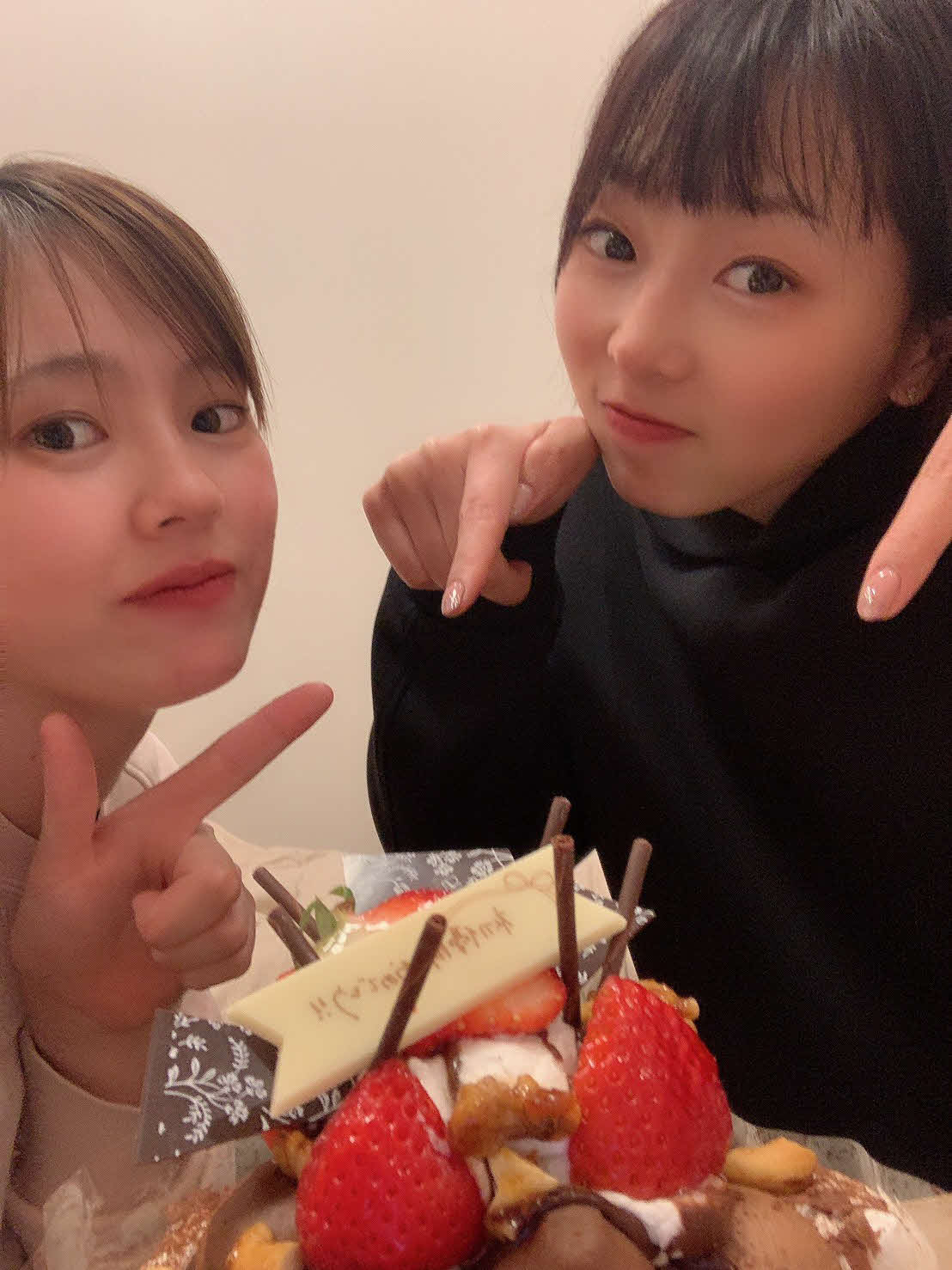 南円佳（右）が同期ライバルの高木佑真に祝福される