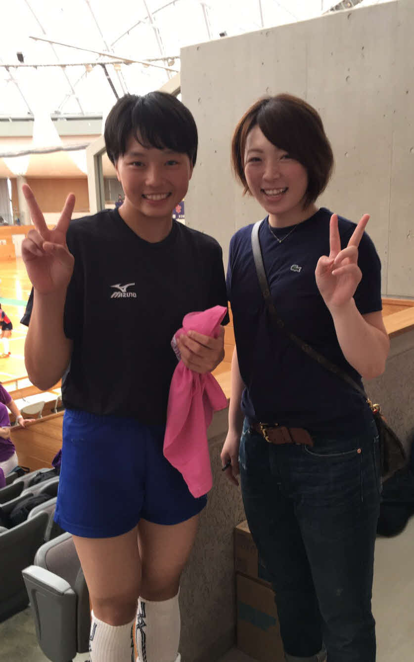 高3夏にバレーボールの試合会場で、自身の母校を応援する児玉碧衣（右）と初対面