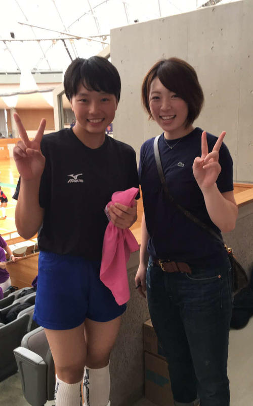 高3夏にバレーボールの試合会場で、自身の母校を応援する児玉碧衣（右）と初対面