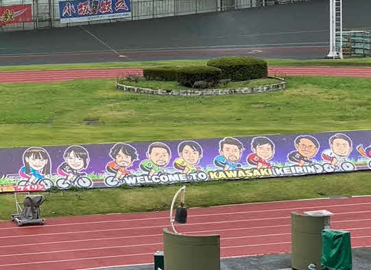 川崎競輪場のバンク内にある選手の似顔絵看板。＜1＞郡司浩平＜2＞福田知也＜3＞堀内俊介＜4＞石井毅＜5＞青野将大＜6＞伊藤彰規＜7＞三住博昭＜8＞佐藤水菜＜9＞高木佑真（競輪場提供）