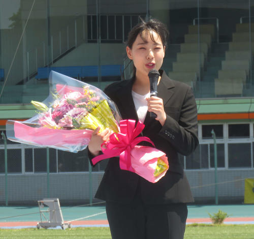 ファンに引退のあいさつを行う高木真備