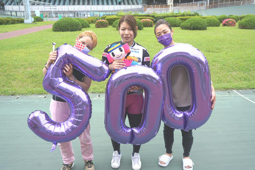 石井寛子の500勝を同期の梶田舞（左）と田仲敦子（右）も祝福