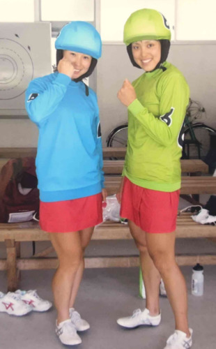 試作品のユニホームを着用する篠崎新純（右）と田中麻衣美。レーサーパンツの上にスカートを履いている（篠崎提供）