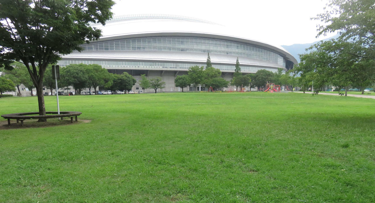 モノレール香春口三萩野駅から北九州メディアドームに向かう。建物に隣接する旧競輪場があったエリアは公園が整備され、市民の憩いの場になっている