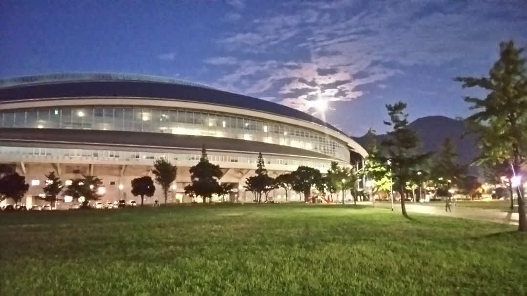 ナイター開催中に夕暮れに染まる北九州メディアドーム