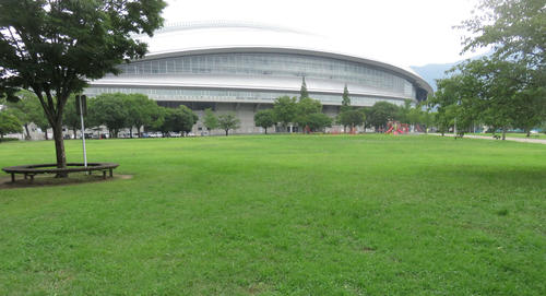 モノレール香春口三萩野駅から北九州メディアドームに向かう。建物に隣接する旧競輪場があったエリアは公園が整備され、市民の憩いの場になっている