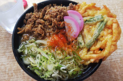 JR在来線ホームの立ち食いうどん。鶏肉がたっぷり入った「かしわうどん」にかき揚げをトッピング