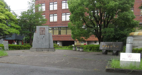 競輪の発祥に尽力した小倉市長・濱田良祐氏の功績を称えた碑が敷地内に設けられている