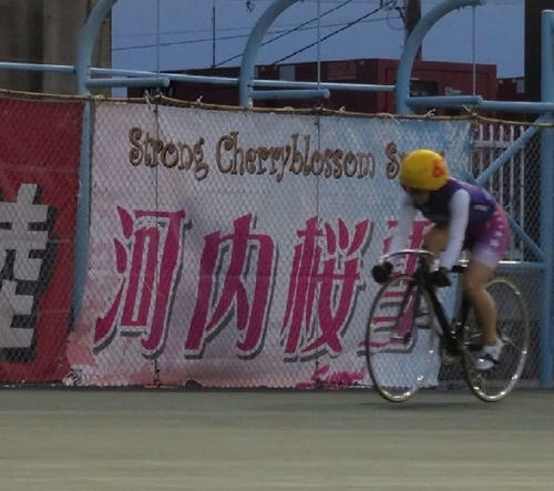 指定練習で親友から贈られた横断幕の前を通り過ぎる。「Strong Cherryblossom Snow」に桜雪の活躍への願いが込められている
