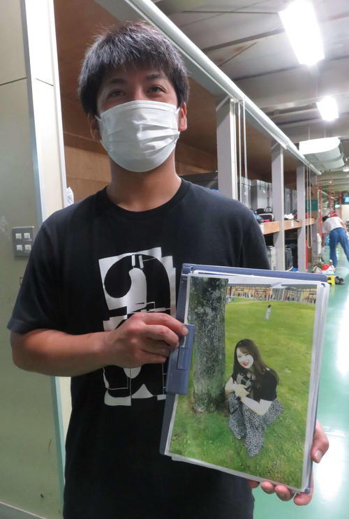 師匠の滝野勝太が河内桜雪の写真を手にして話す