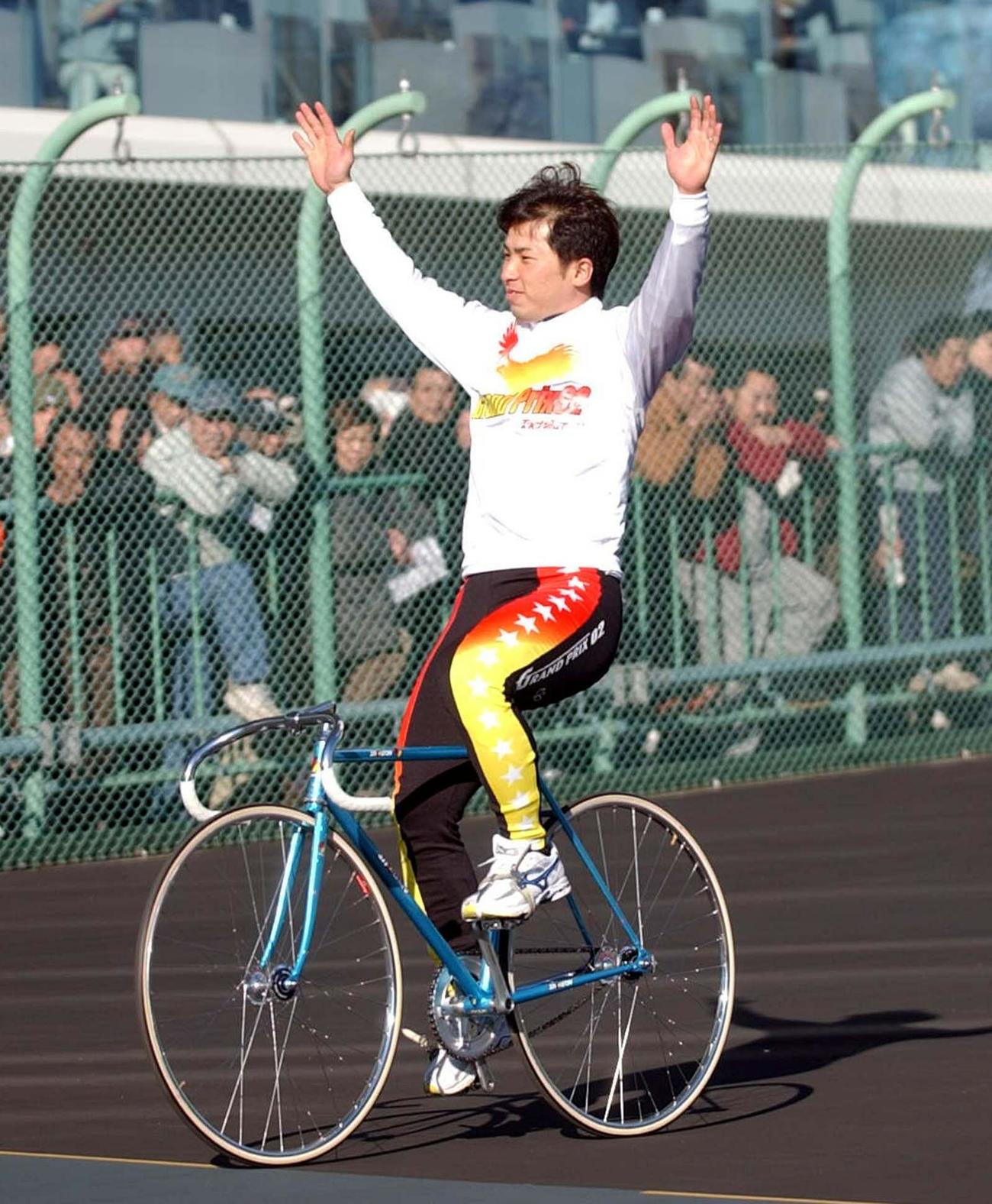 選手紹介の周回でバンザイをする村上義弘（2002年12月29日撮影）