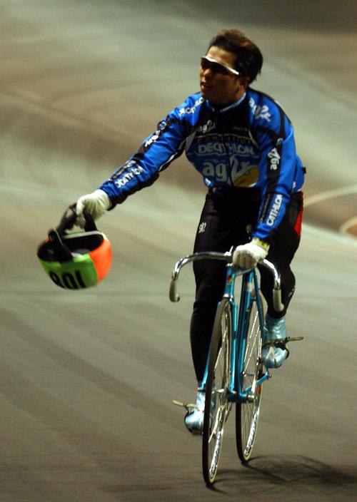 夕方の指定練習の最後を、ウイニングランさながらにヘルメットをスタンドに投げようとする村上義弘（2002年12月28日撮影）