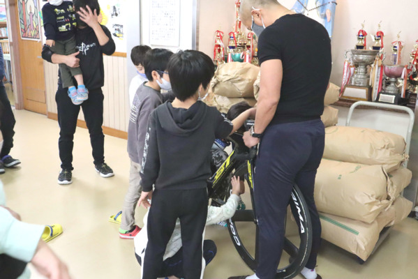 初めて見る競技用自転車に子供たちは興味津々