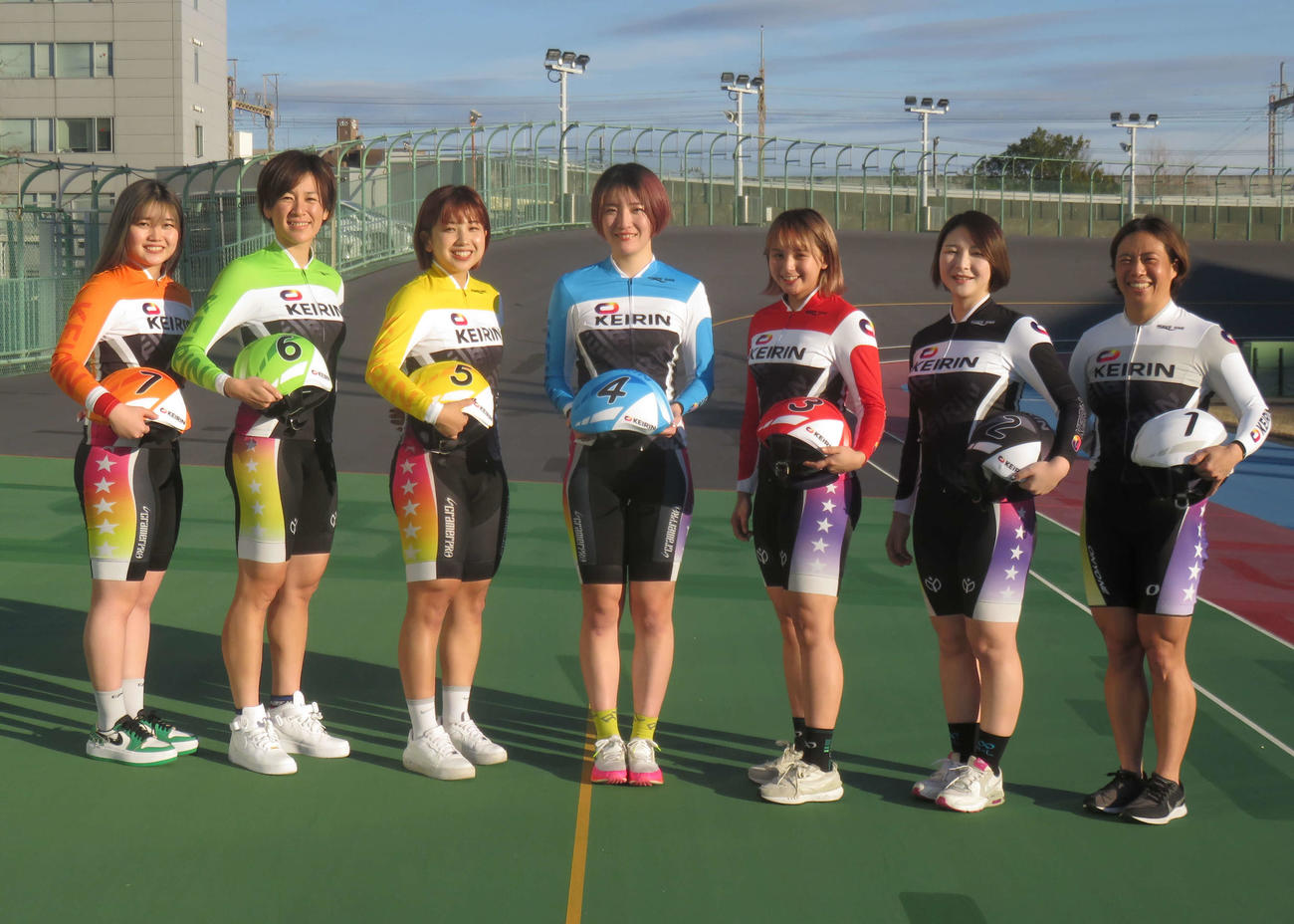 新ユニホームを披露した元日京王閣競輪6Rの出走メンバー