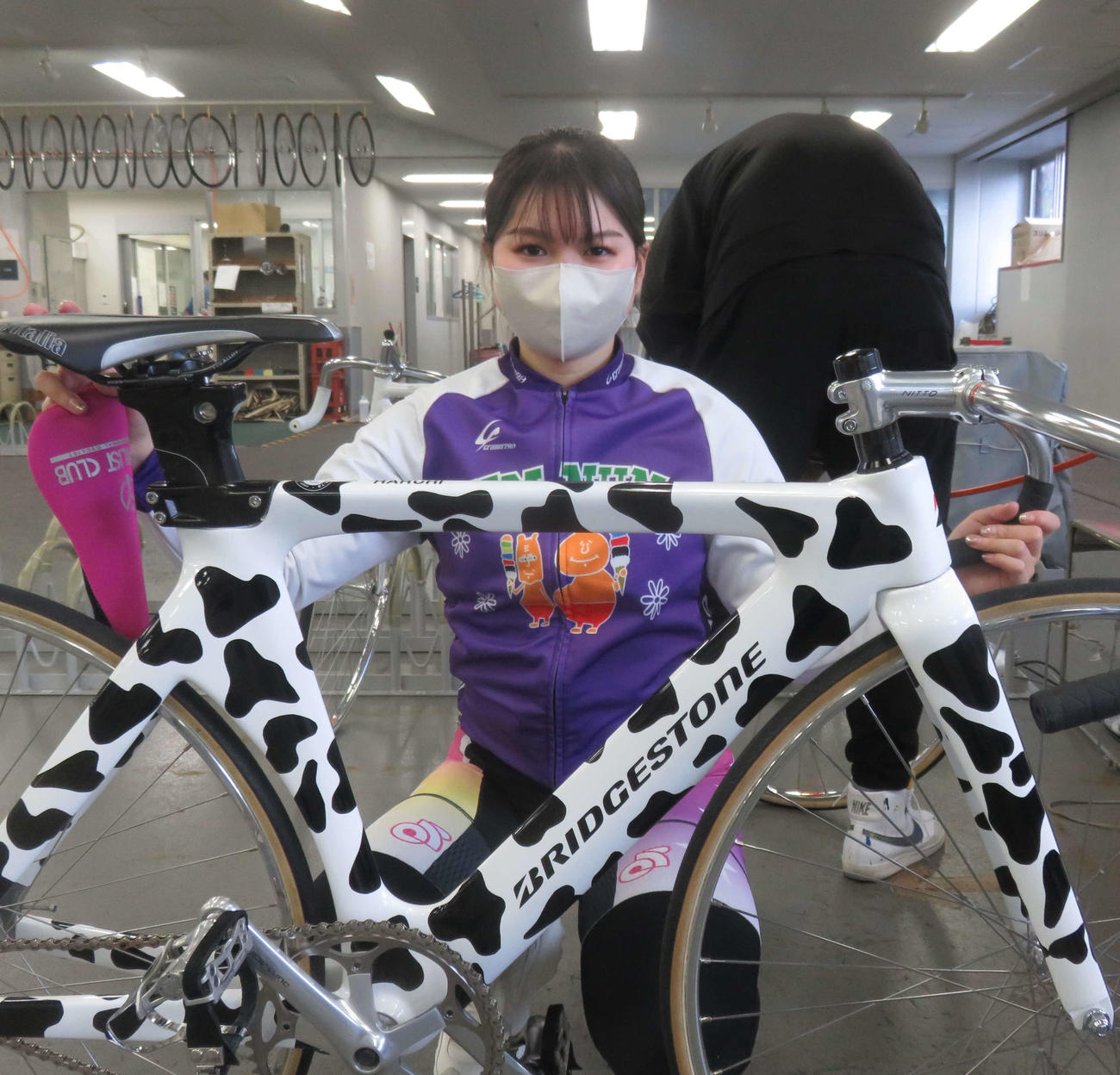 牛柄のフレームが目を引く藤原春陽。外見からはうかがい知れないど根性の持ち主だ。決勝も3着と好走